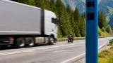 Blaue Säulen an Bundesstraßen kontrollieren die Lkw-Maut