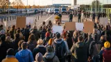 Polizei verlegt Protest am BER nach draußen: Kundgebung gegen Abschiebungen läuft vor Terminal 1