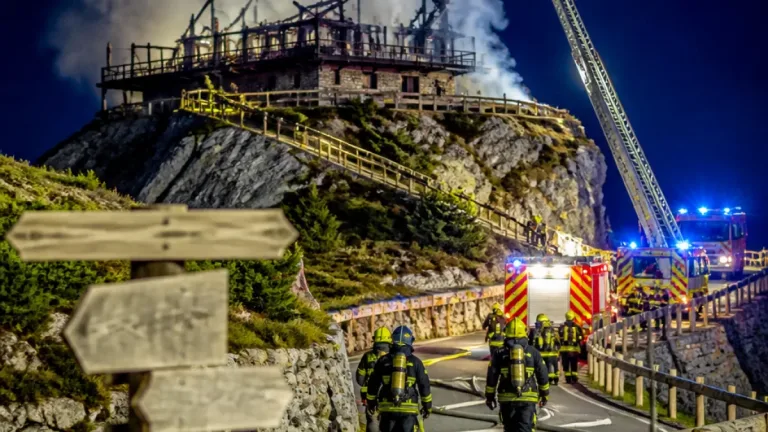 Großbrand zerstört Kehlsteinhaus bei Berchtesgaden – Ermittlungen, Sperrungen und Appell an Besucher